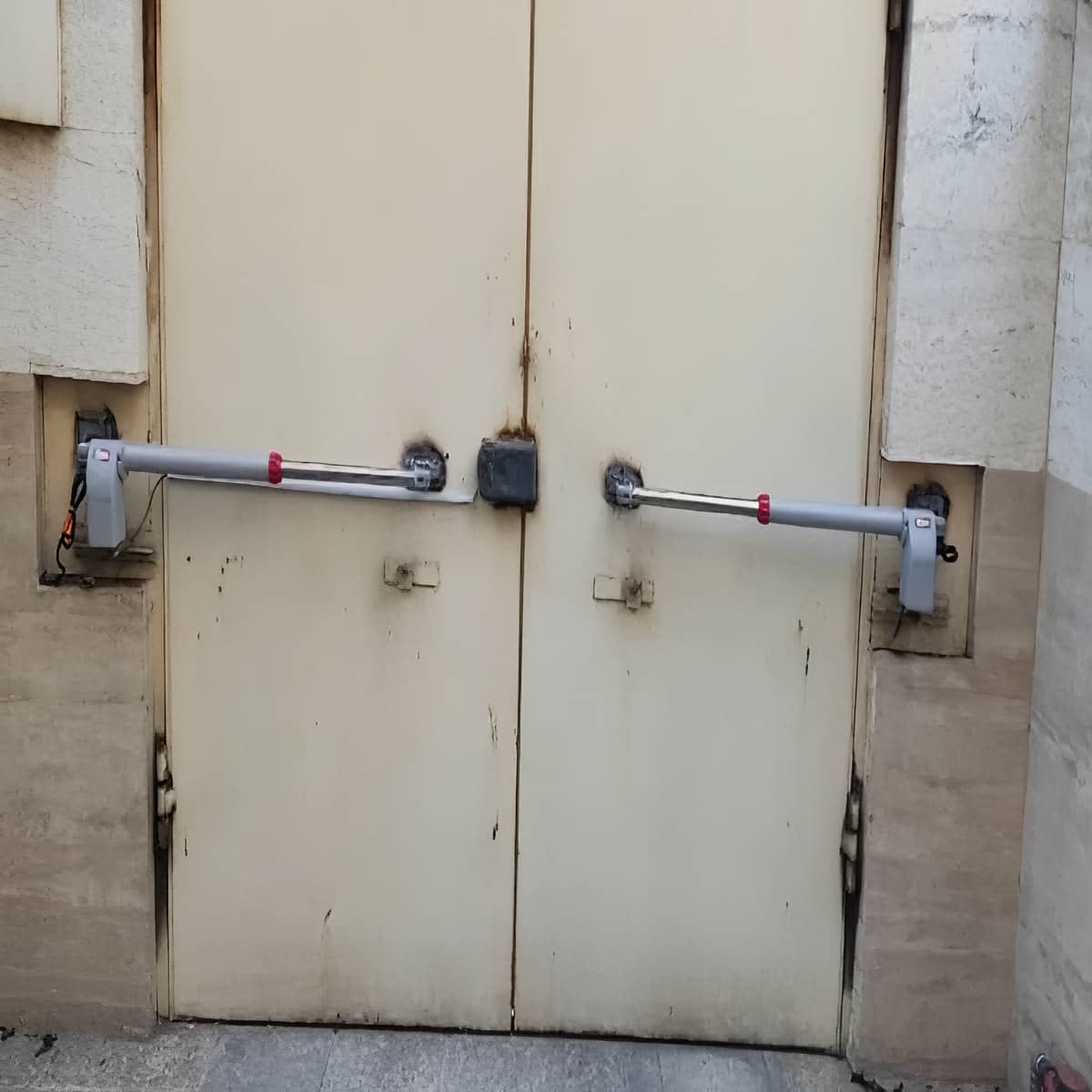 جک درب پارکینگ مشکی کنار نمای سنگی استان اردبیل