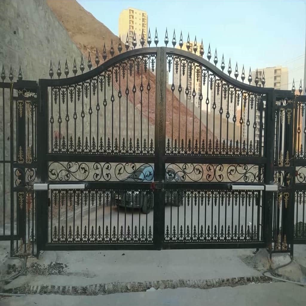 جک درب پارکینگ نقره‌ای روی لنگه فولادی ورودی