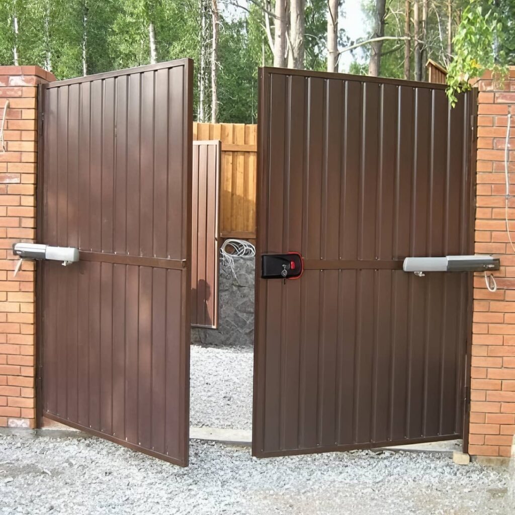 جک درب پارکینگ نقره ای روی لنگه حیاط همدان