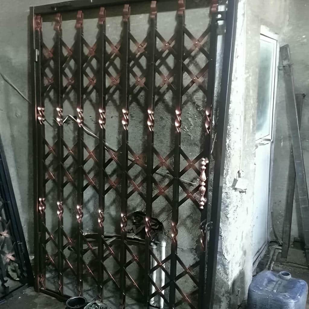 حفاظ درب آکاردئونی جمع‌شده در پاگرد مشترک