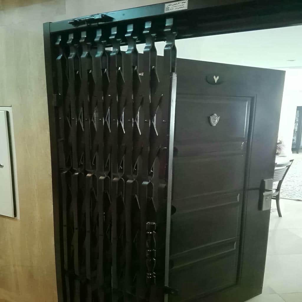 حفاظ درب آکاردئونی خاکستری در راهروی اراک