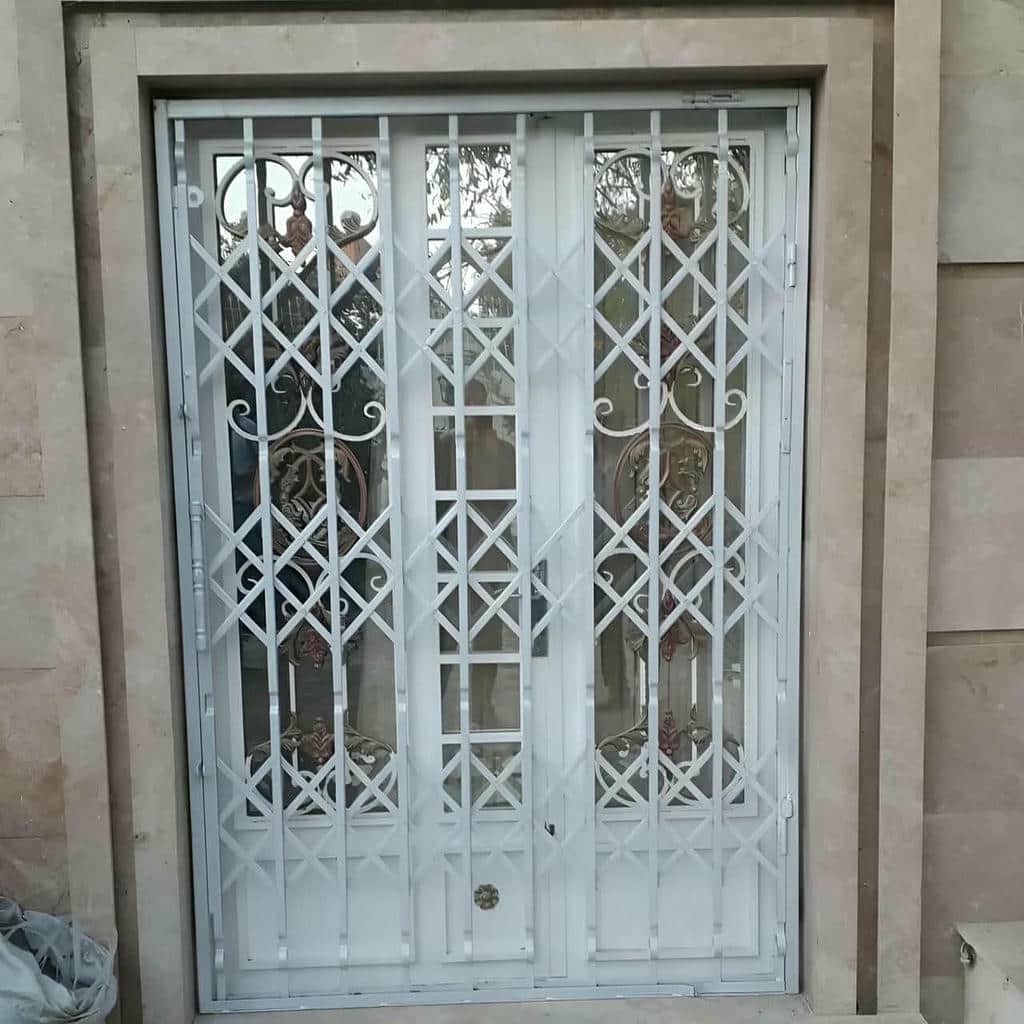 حفاظ درب آکاردئونی خاکستری در پاگرد نیمه باز اصفهان