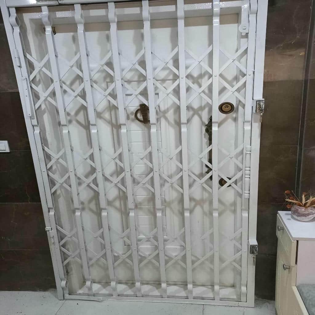 حفاظ درب آکاردئونی خاکستری کنار راهروی مرطوب استان هرمزگان