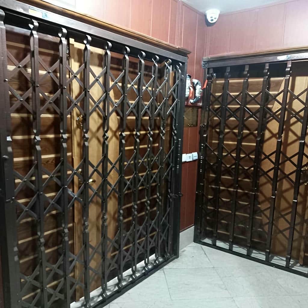 حفاظ درب آکاردئونی سفید برای دهانه عریض رشت
