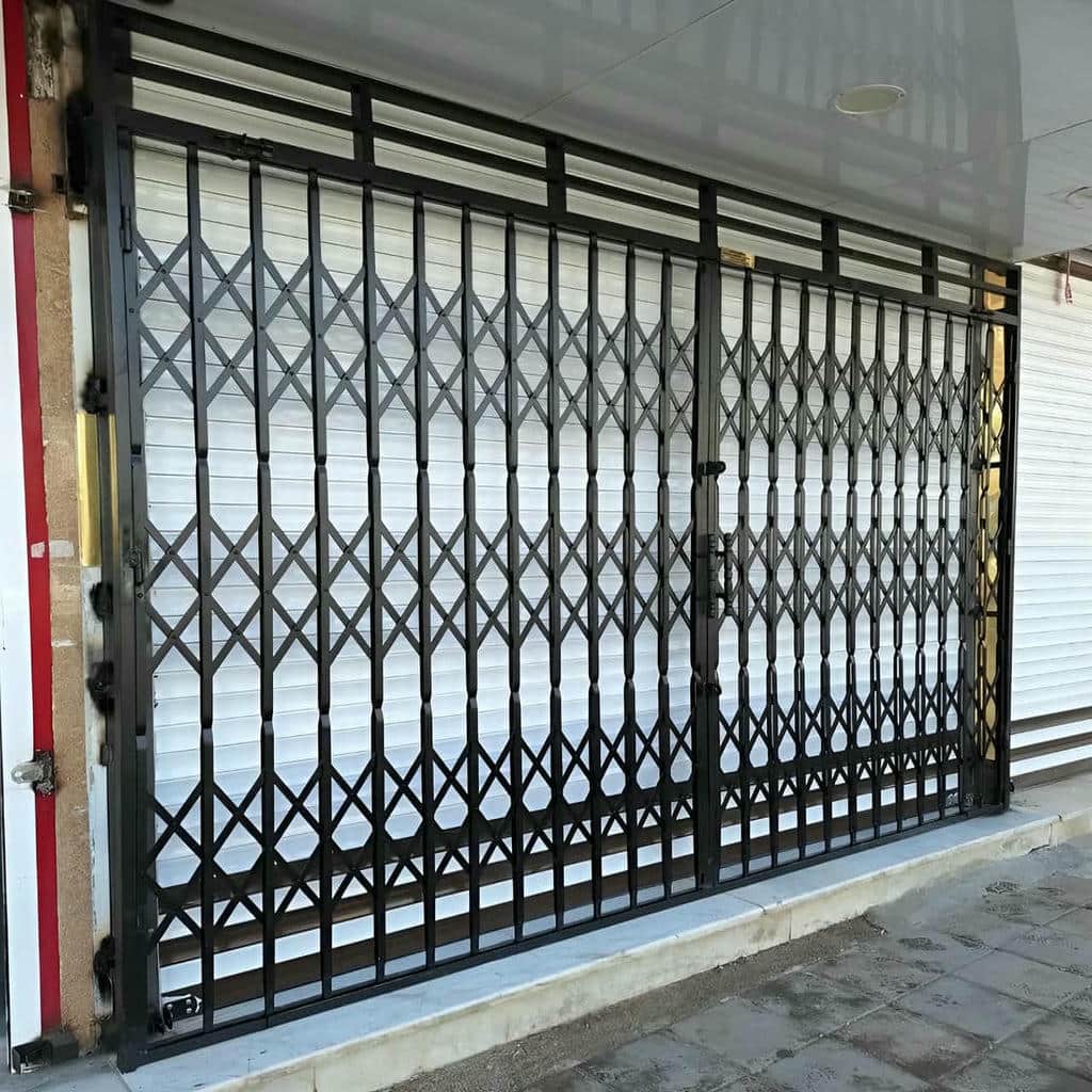حفاظ درب آکاردئونی سفید در ورودی بازسازی شده استان خوزستان
