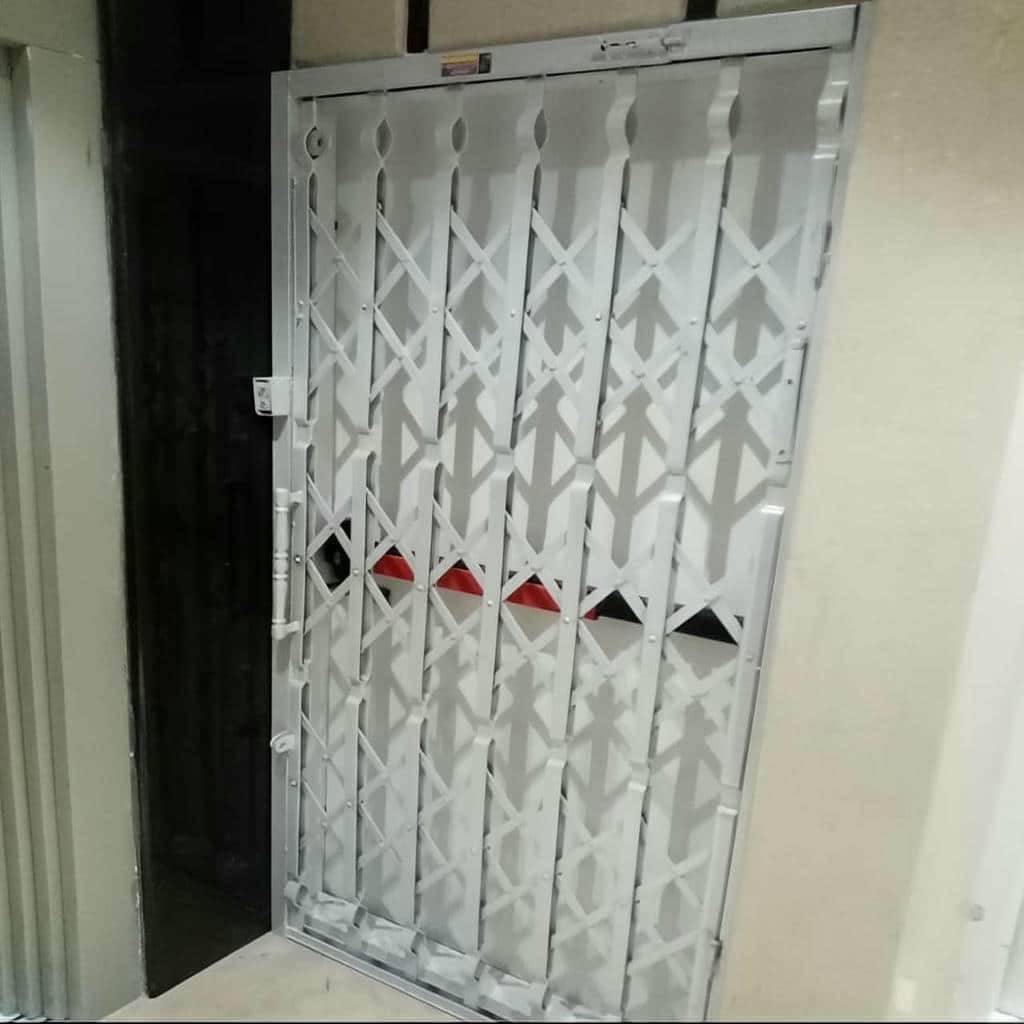 حفاظ درب آکاردئونی سفید در پاگرد باریک استان قم