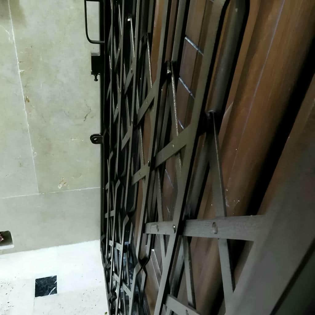 حفاظ درب آکاردئونی سفید هماهنگ با چهارچوب واحد
