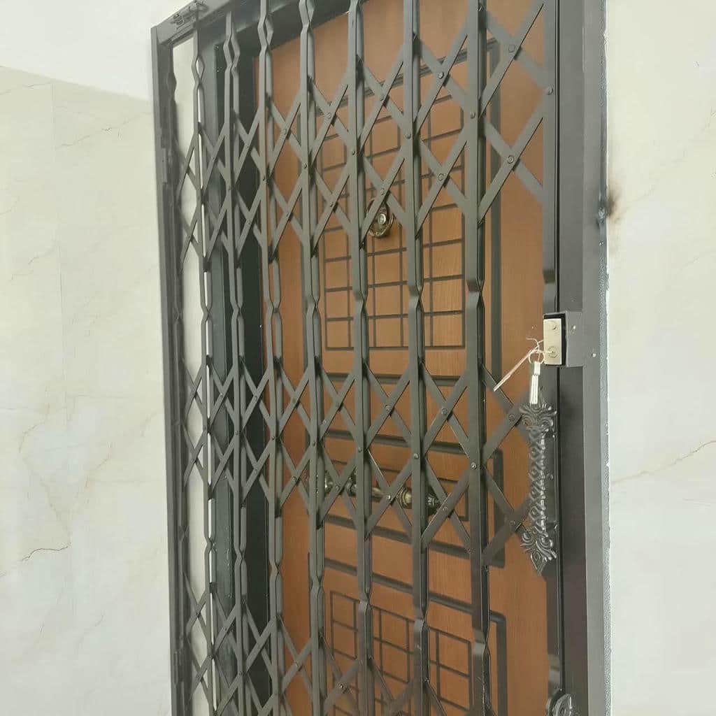 حفاظ درب آکاردئونی طوسی مناسب راهروی مسکونی حفاظ درب آکاردئونی طوسی مناسب راهروی مسکونی