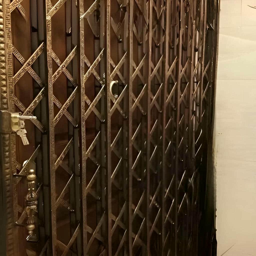 حفاظ درب آکاردئونی طوسی کنار دیوار کوتاه راهرو