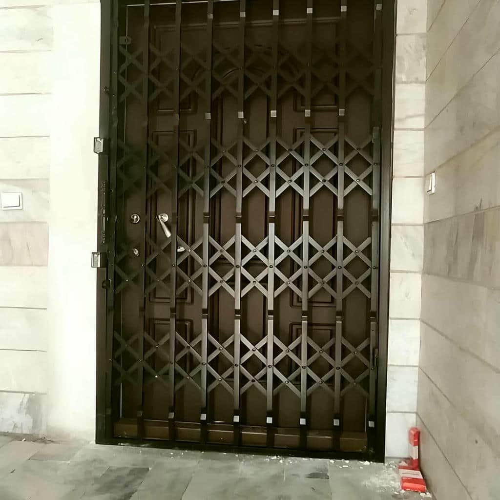 حفاظ درب آکاردئونی مشکی با قاب ساده مستطیلی حفاظ درب آکاردئونی مشکی با قاب ساده مستطیلی