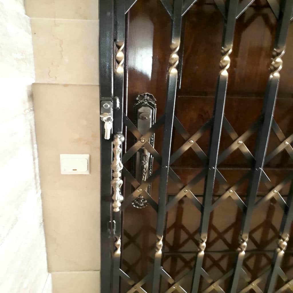 حفاظ درب آکاردئونی مشکی ورودی آپارتمان در استان خراسان شمالی