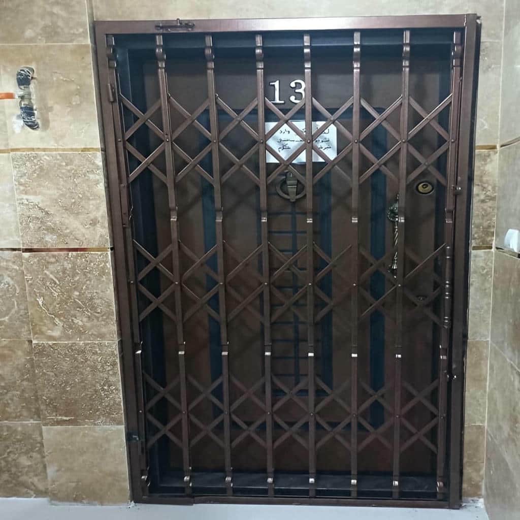 حفاظ درب آکاردئونی مشکی ورودی آپارتمان در بجنورد