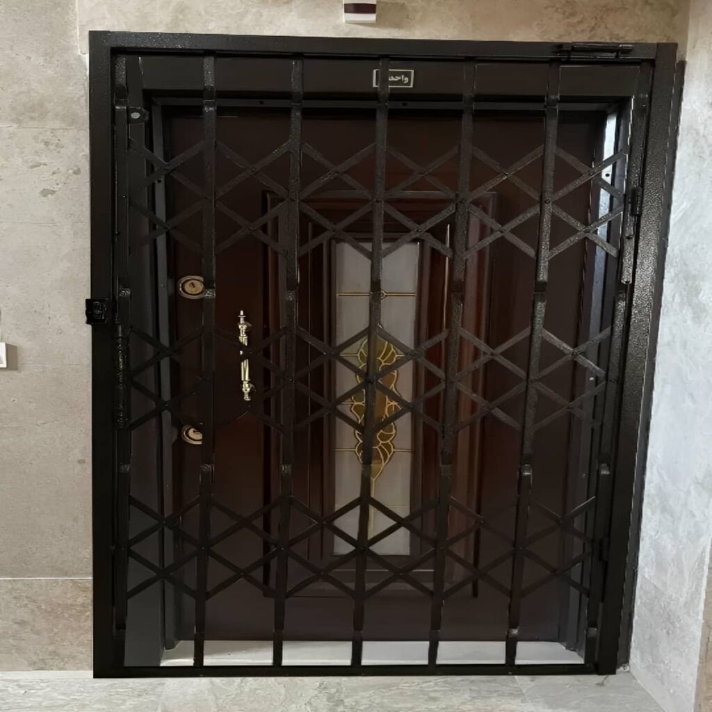 حفاظ درب آکاردئونی مشکی کنار چهارچوب پروژه مسکونی
