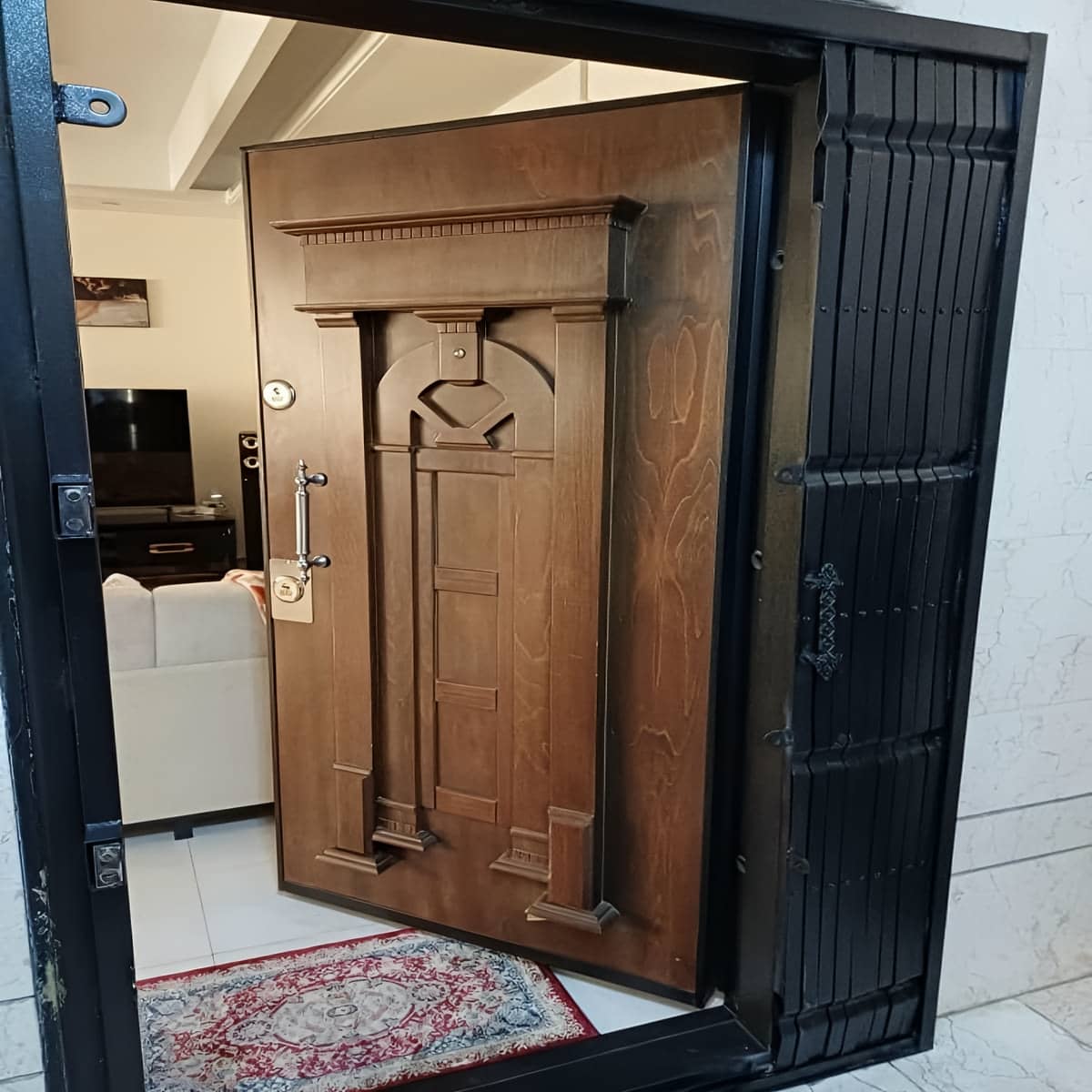 حفاظ درب آکاردئونی نوک مدادی مقابل ورودی ساحلی بوشهر
