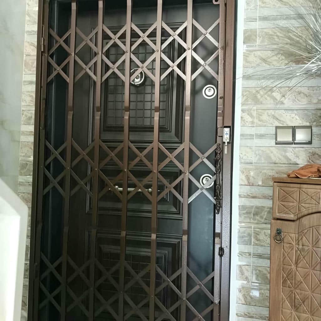 حفاظ درب آکاردئونی کرم کنار نمای آجری استان مرکزی