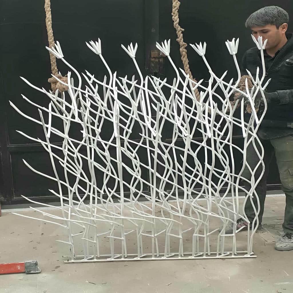 حفاظ دیوار بوته ای روی دیوار آجری کوتاه حفاظ دیوار بوته ای روی دیوار آجری کوتاه