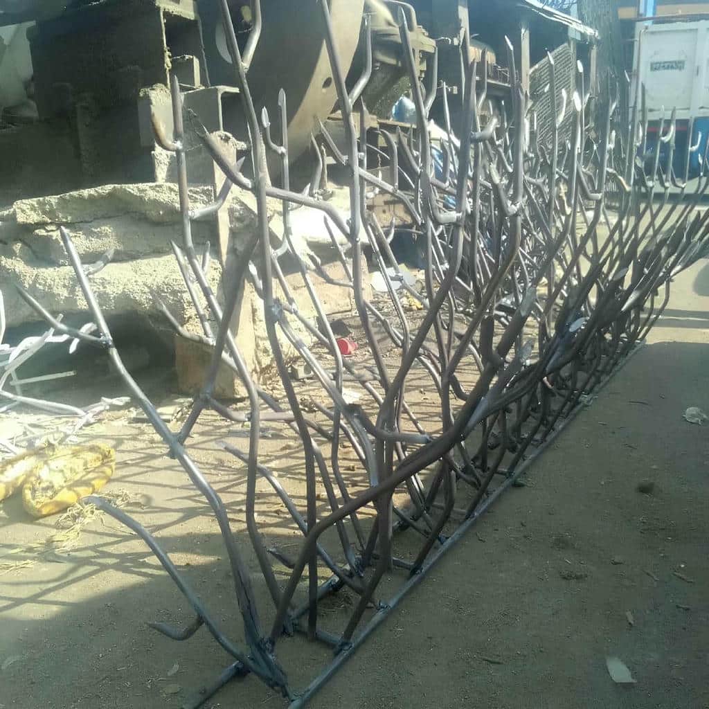 حفاظ دیوار در کنار درختان بلند محوطه سنندج