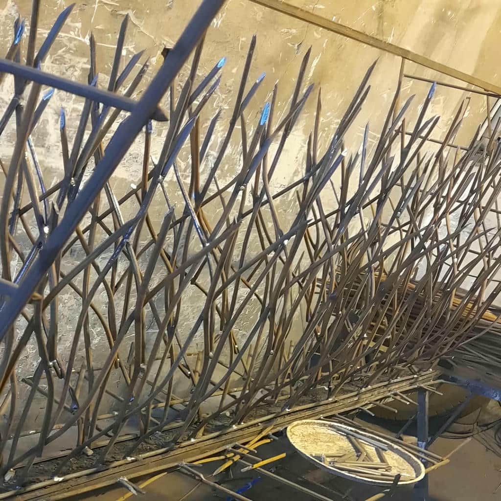 حفاظ دیوار سرنیزه‌ای مشکی روی نمای سنگی قم