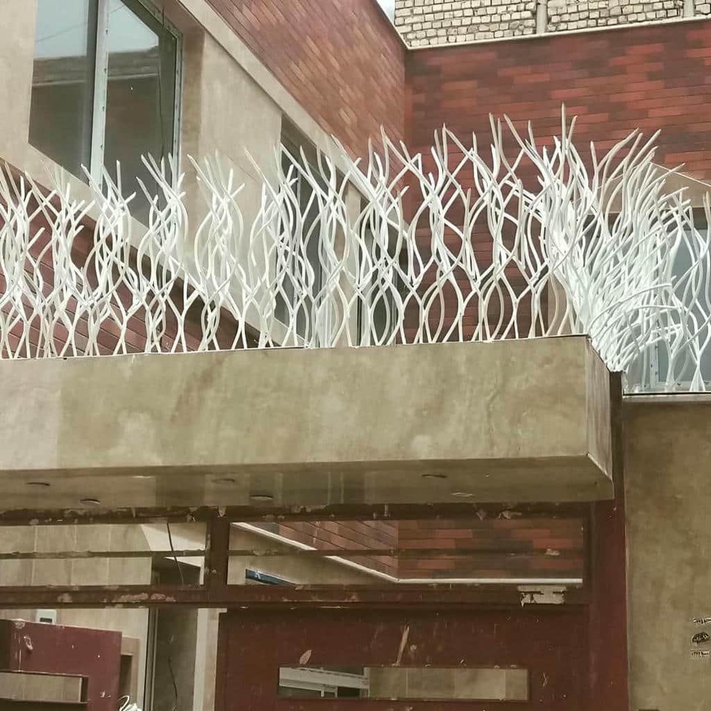 حفاظ دیوار سرنیزه ای مقابل ورودی مراجعان