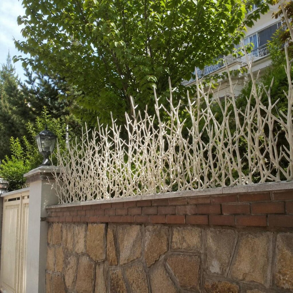 حفاظ دیوار سرنیزه ای کنار محوطه بارگیری کامیون