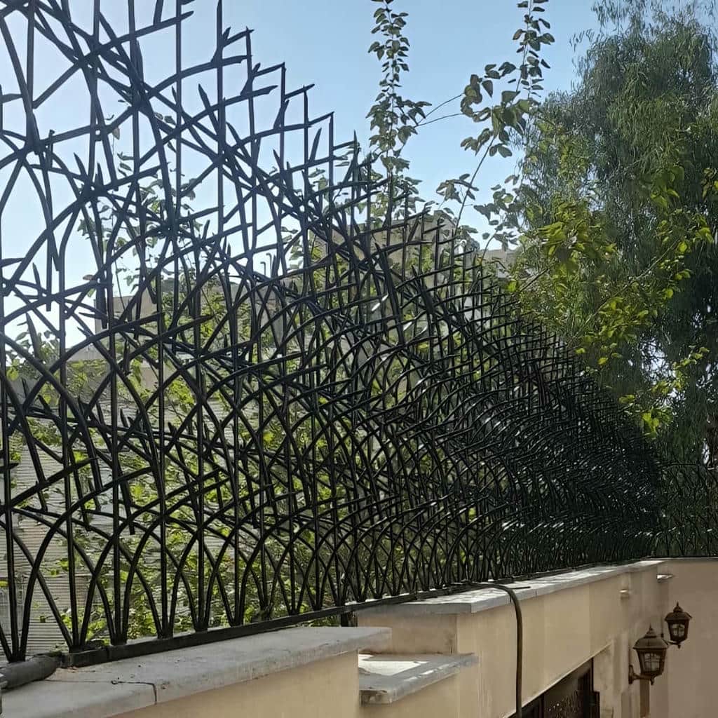 حفاظ دیوار شاخ گوزنی مشکی روی باغچه ویلای شیراز