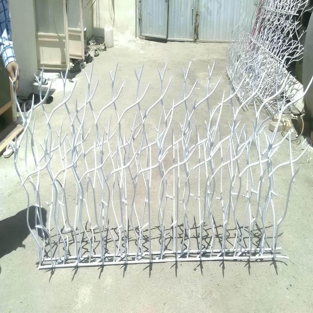 حفاظ دیوار شاخ گوزنی مشکی کنار باغچه سنگی