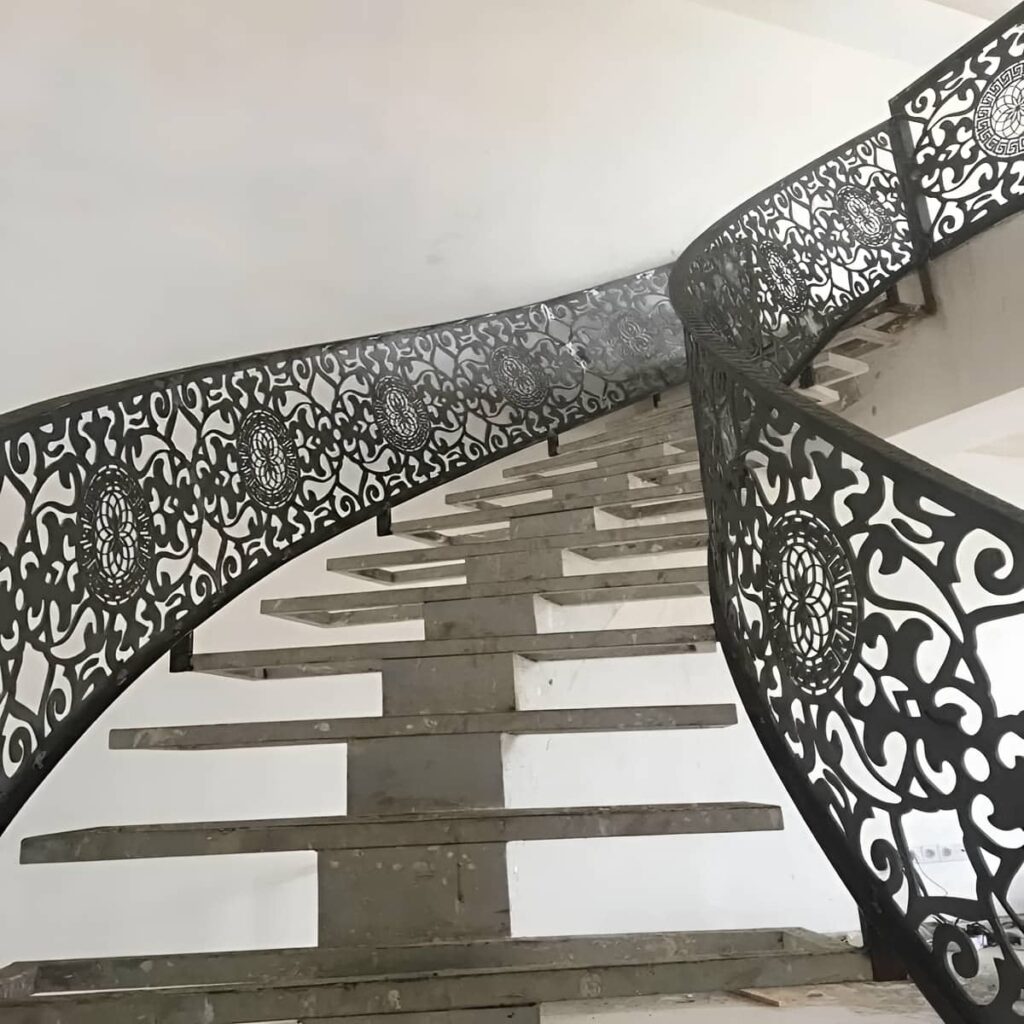 حفاظ پله با پوشش مشکی مات
