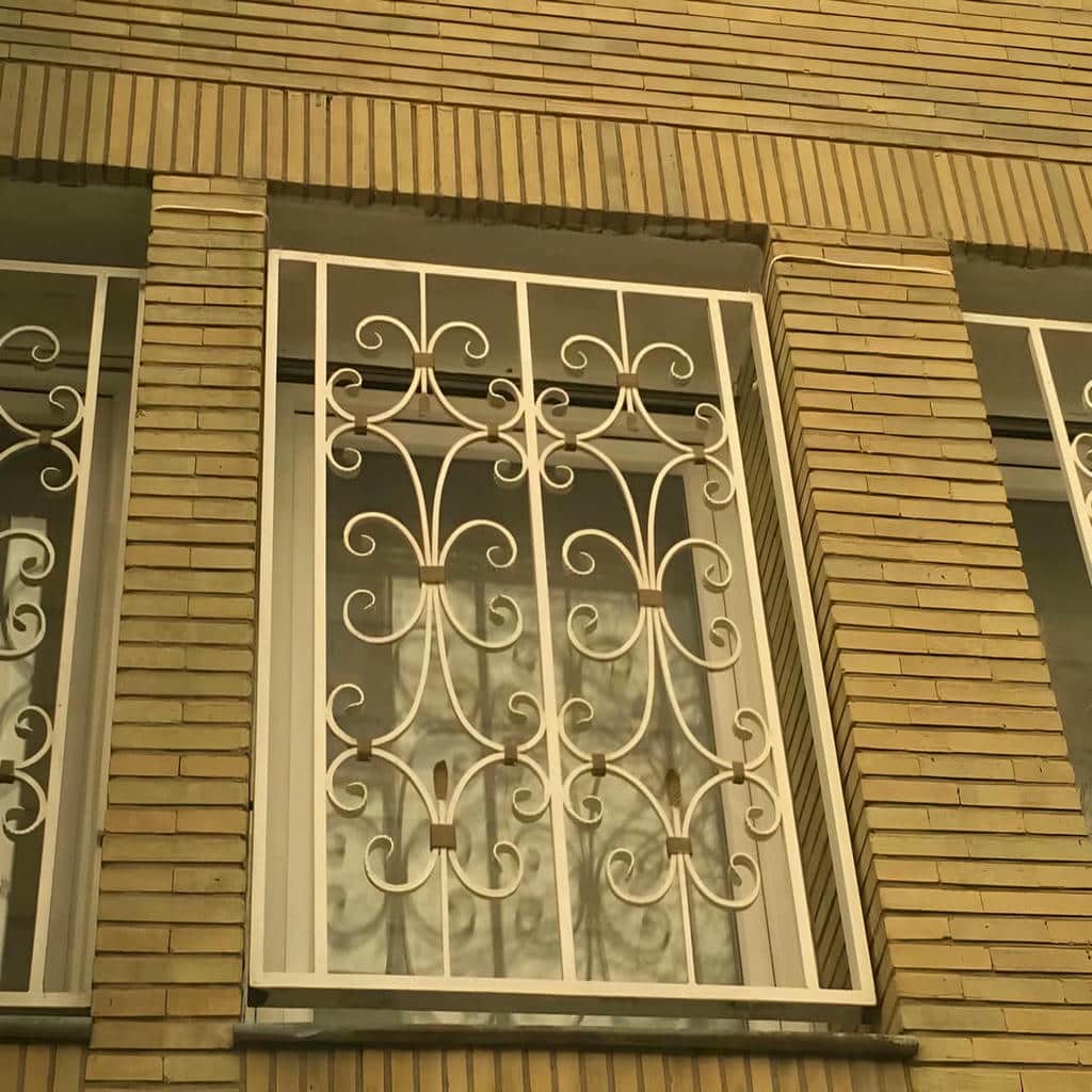 حفاظ پنجره آهنی با خطوط عمودی