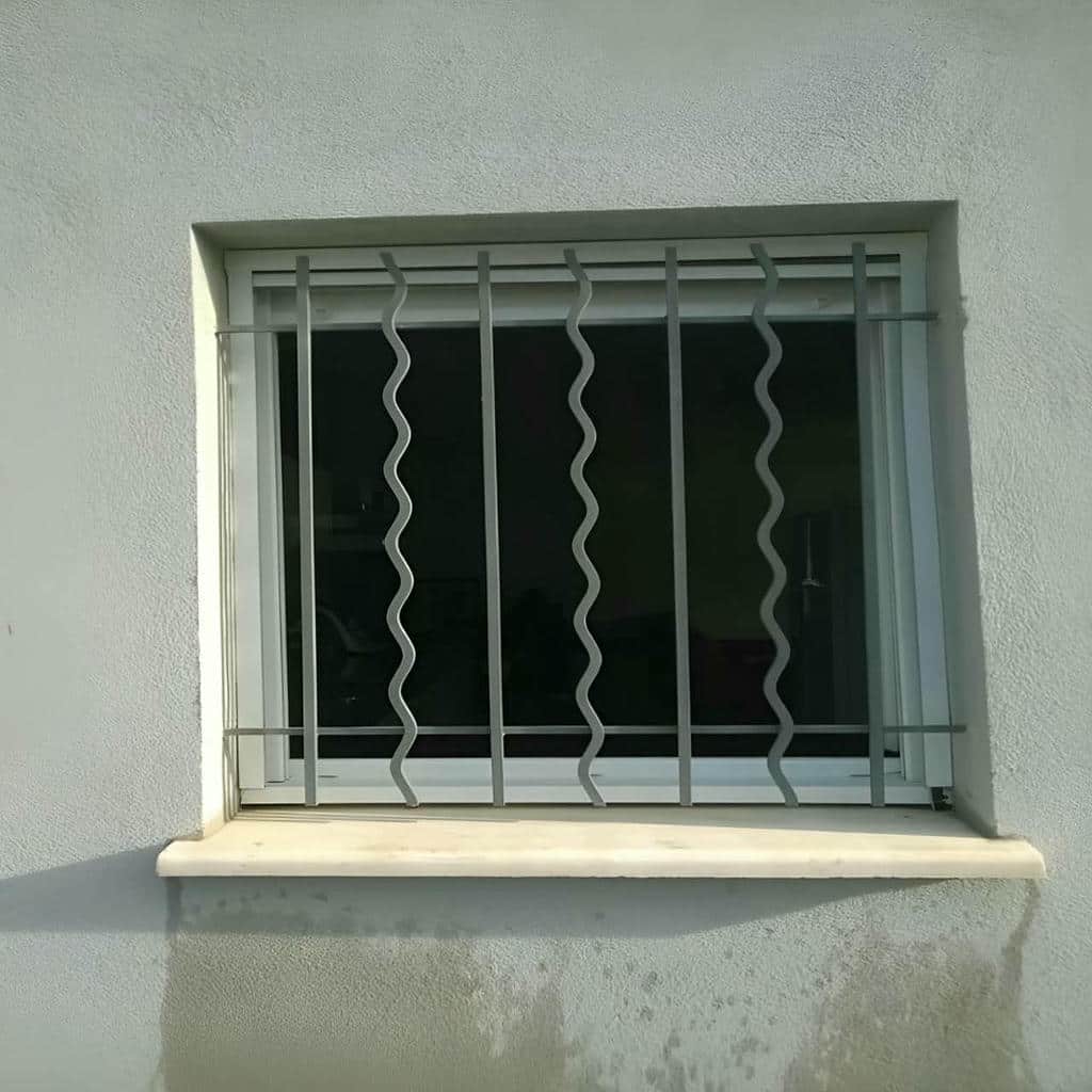 حفاظ پنجره آهنی مشکی در یزد نمای روبه‌رو