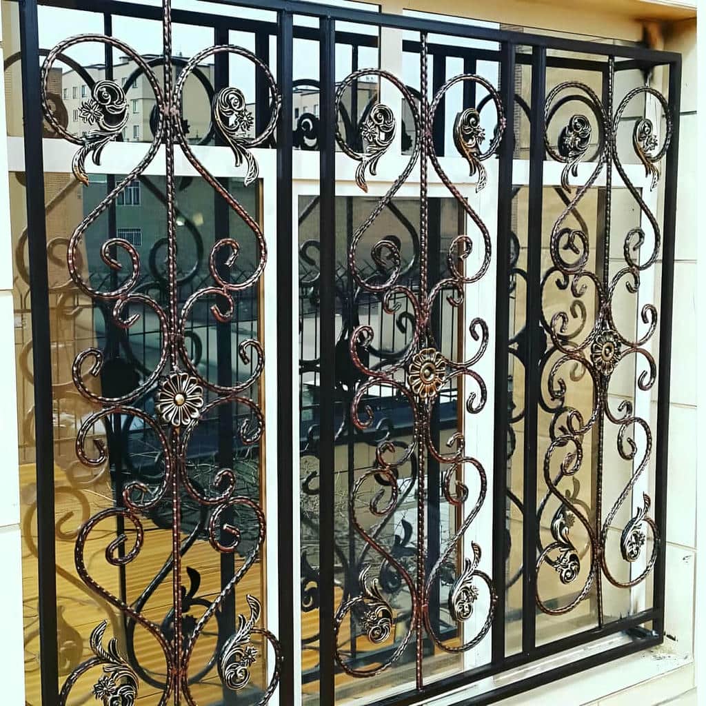 حفاظ پنجره با طرح هندسی برای نمای روشن