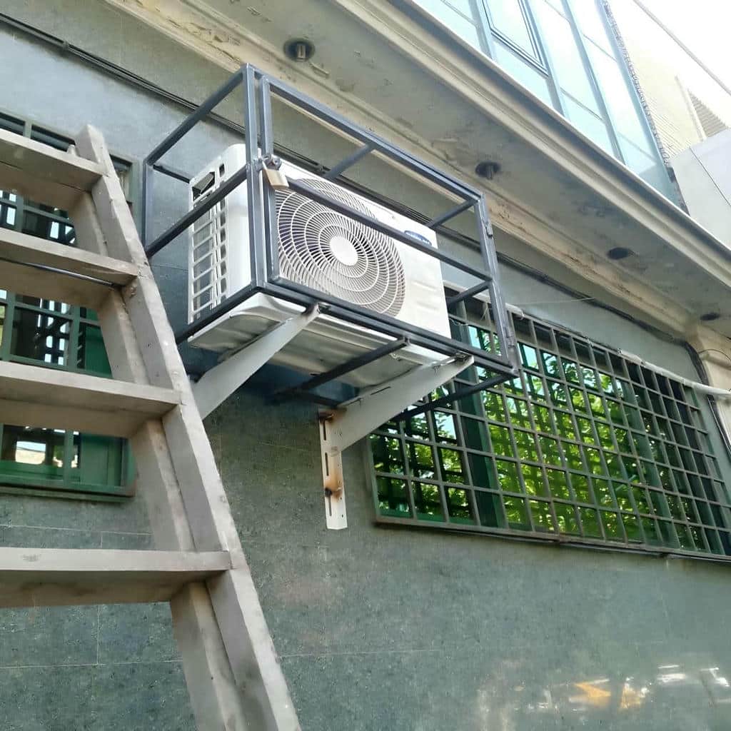 حفاظ پنجره با طرح هندسی و رنگ سفید
