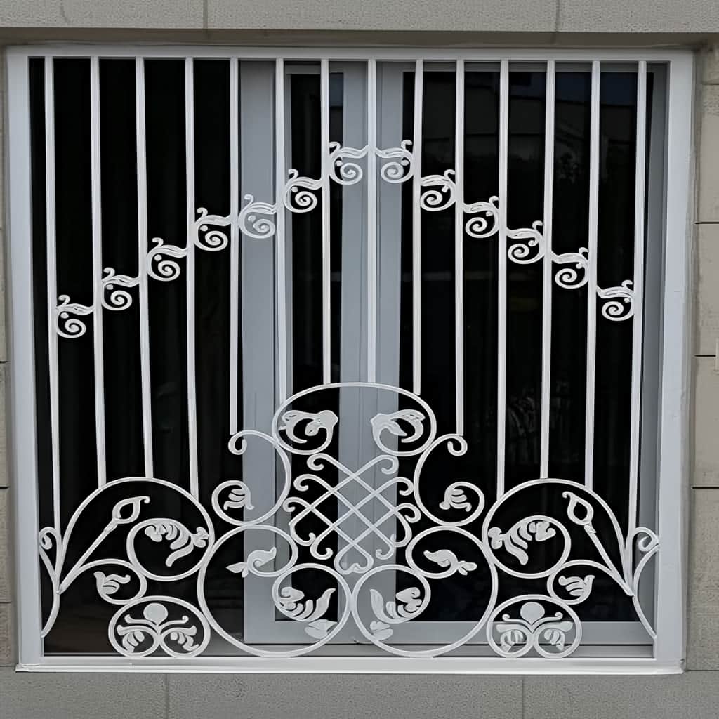 حفاظ پنجره ساده مشکی روی نمای آجری استان قم