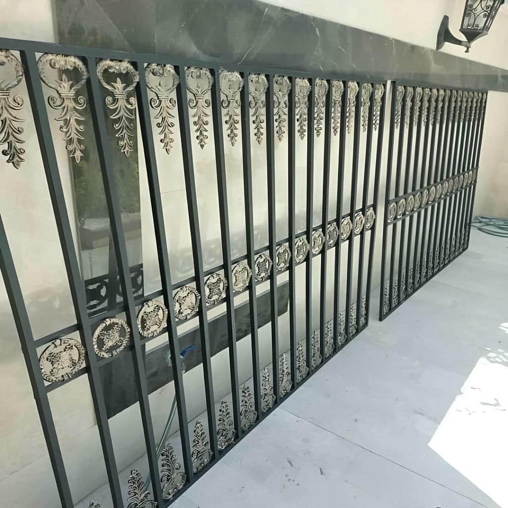 حفاظ پنجره ساده هماهنگ با نمای سنگی زاهدان حفاظ پنجره ساده هماهنگ با نمای سنگی زاهدان