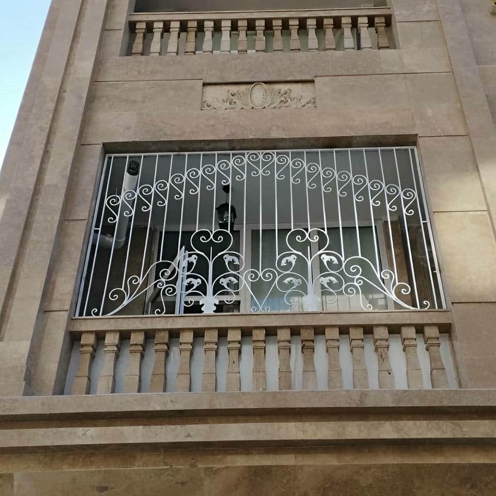 حفاظ پنجره سفارشی کنار قاب سفید مشهد حفاظ پنجره سفارشی کنار قاب سفید مشهد
