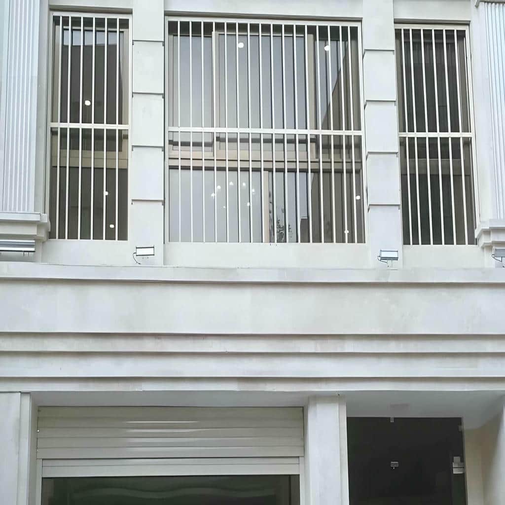 حفاظ پنجره فرفورژه با طرح کلاسیک در استان لرستان