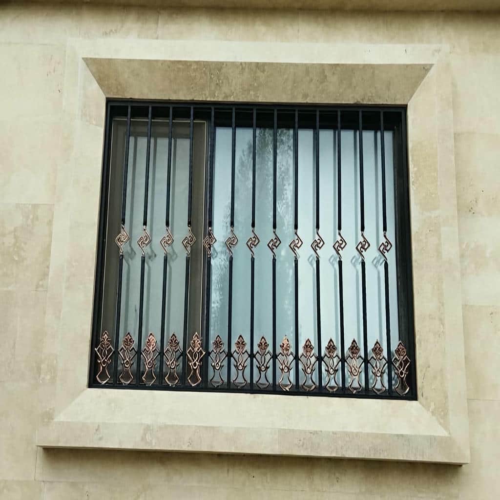 حفاظ پنجره فرفورژه با طرح گلدار در نمای اصفهان