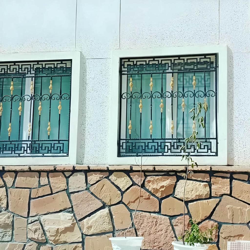 حفاظ پنجره فرفورژه با نقش هندسی