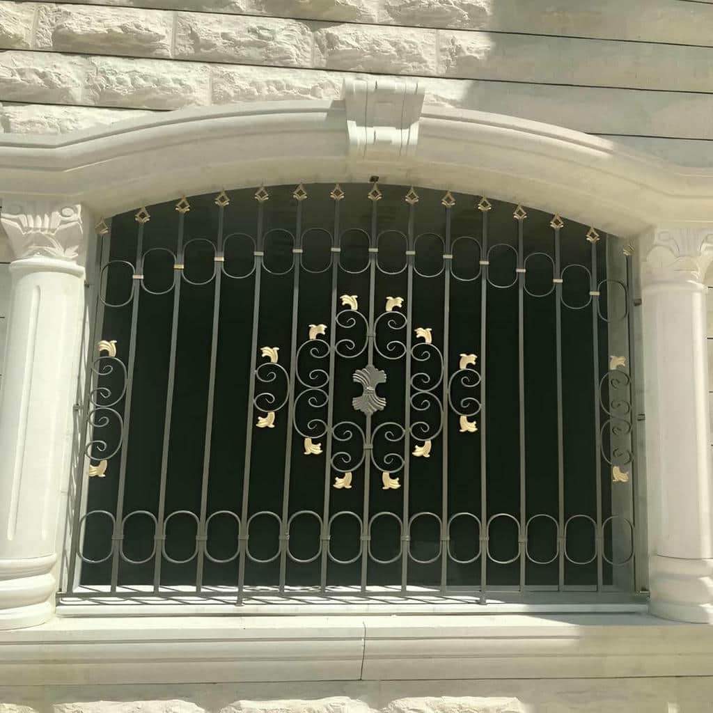 حفاظ پنجره فرفورژه با نقش گل در نمای روشن