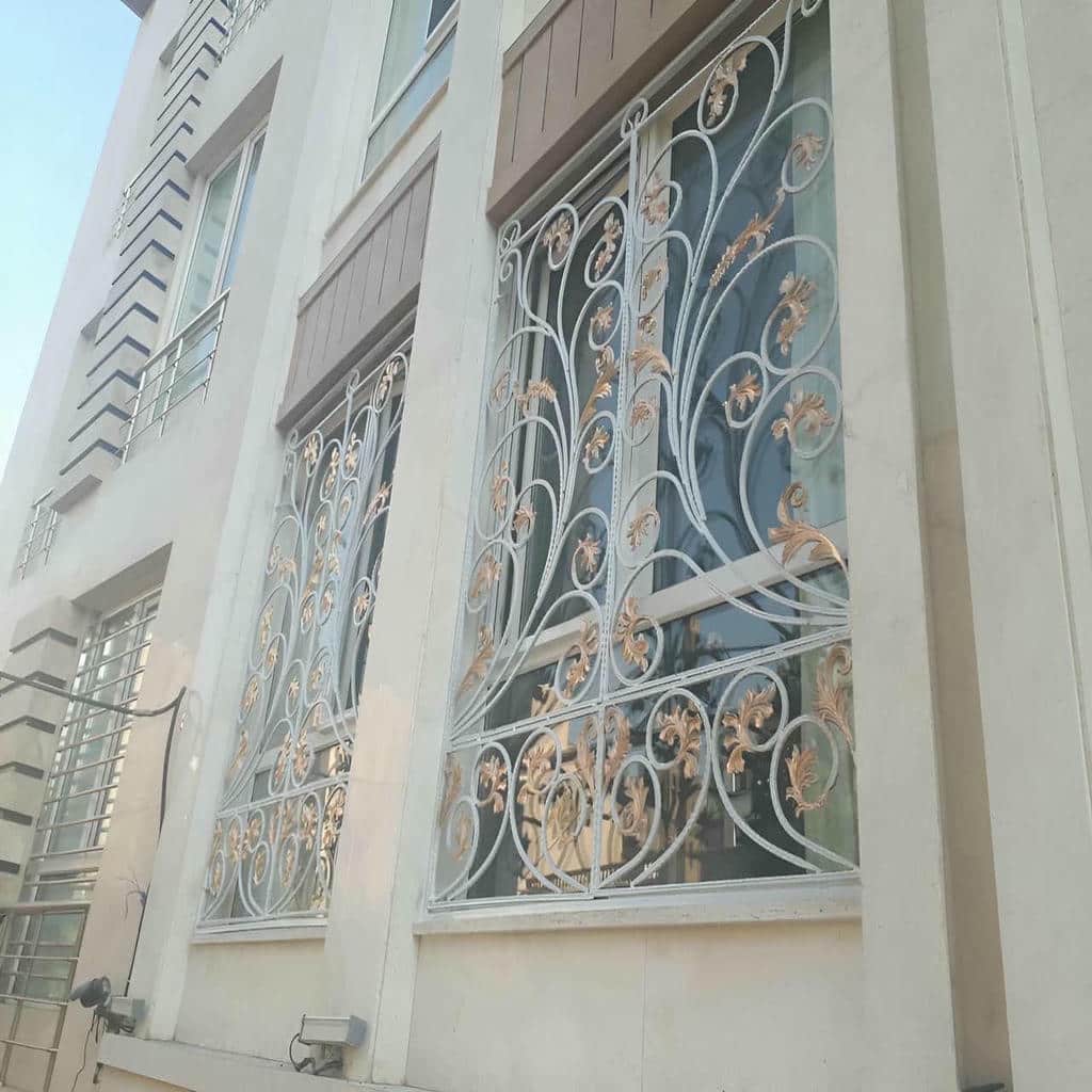 حفاظ پنجره فرفورژه در نمای سنگی استان کردستان حفاظ پنجره فرفورژه در نمای سنگی استان کردستان