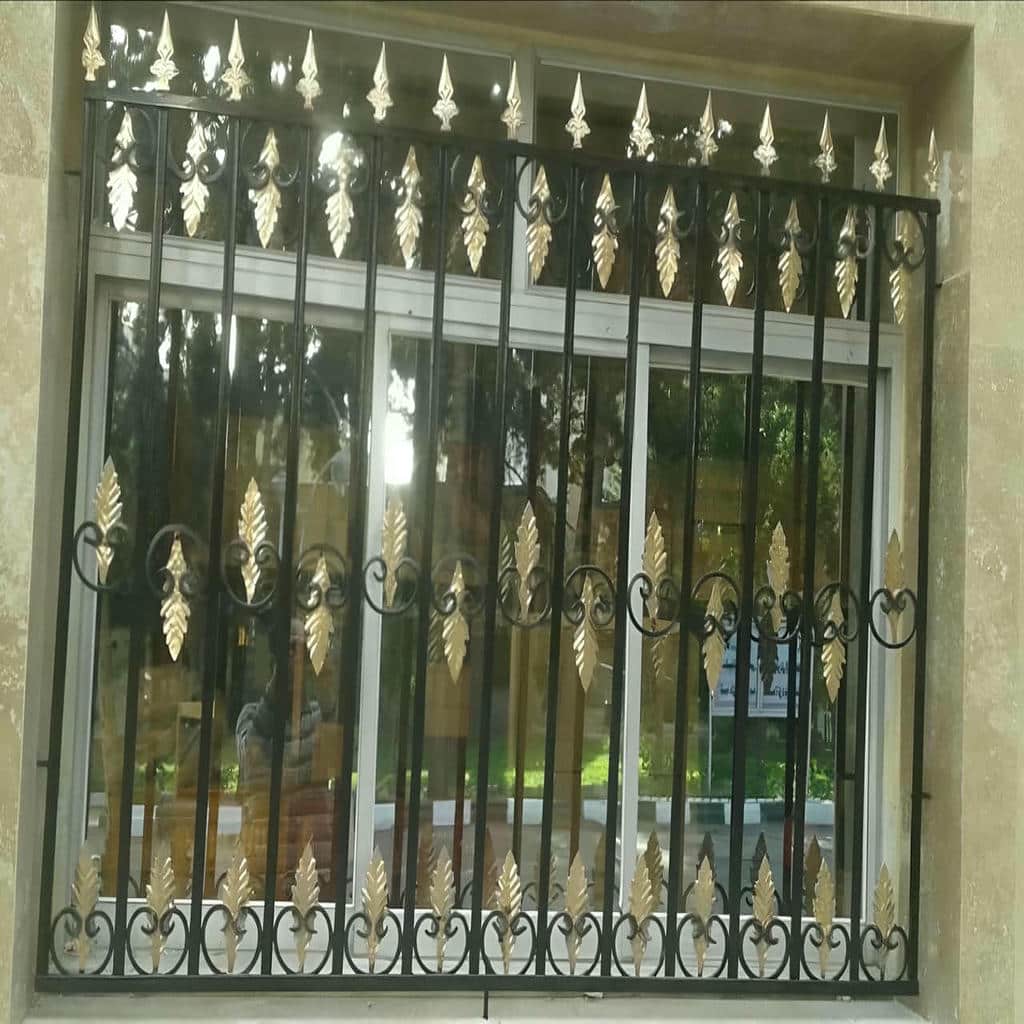 حفاظ پنجره فلزی ساده با رنگ تیره