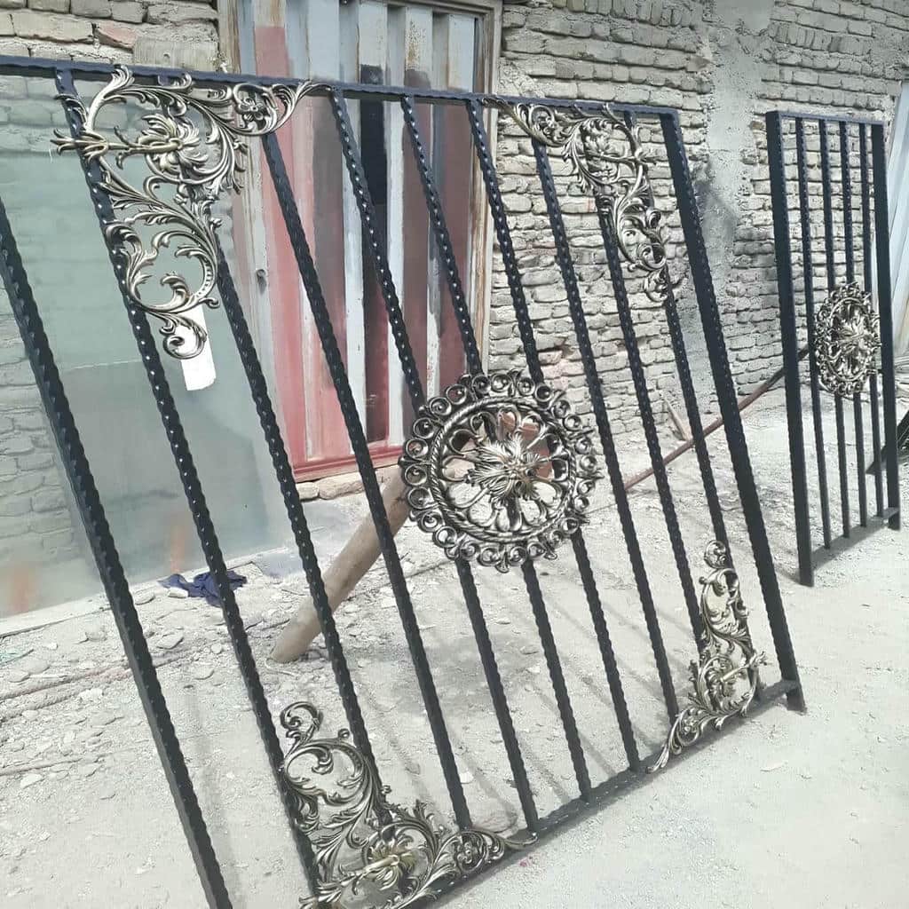 حفاظ پنجره فلزی ساده با قاب سفید در اردبیل