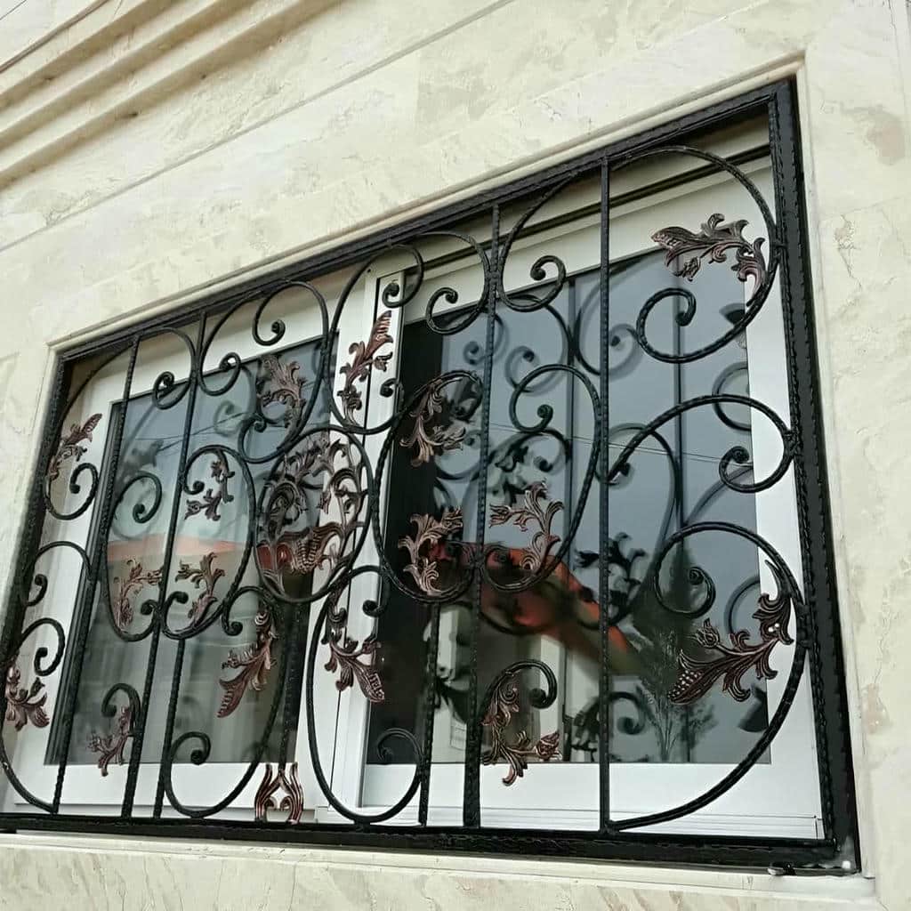 حفاظ پنجره مدرن با خطوط عمودی شهرکرد
