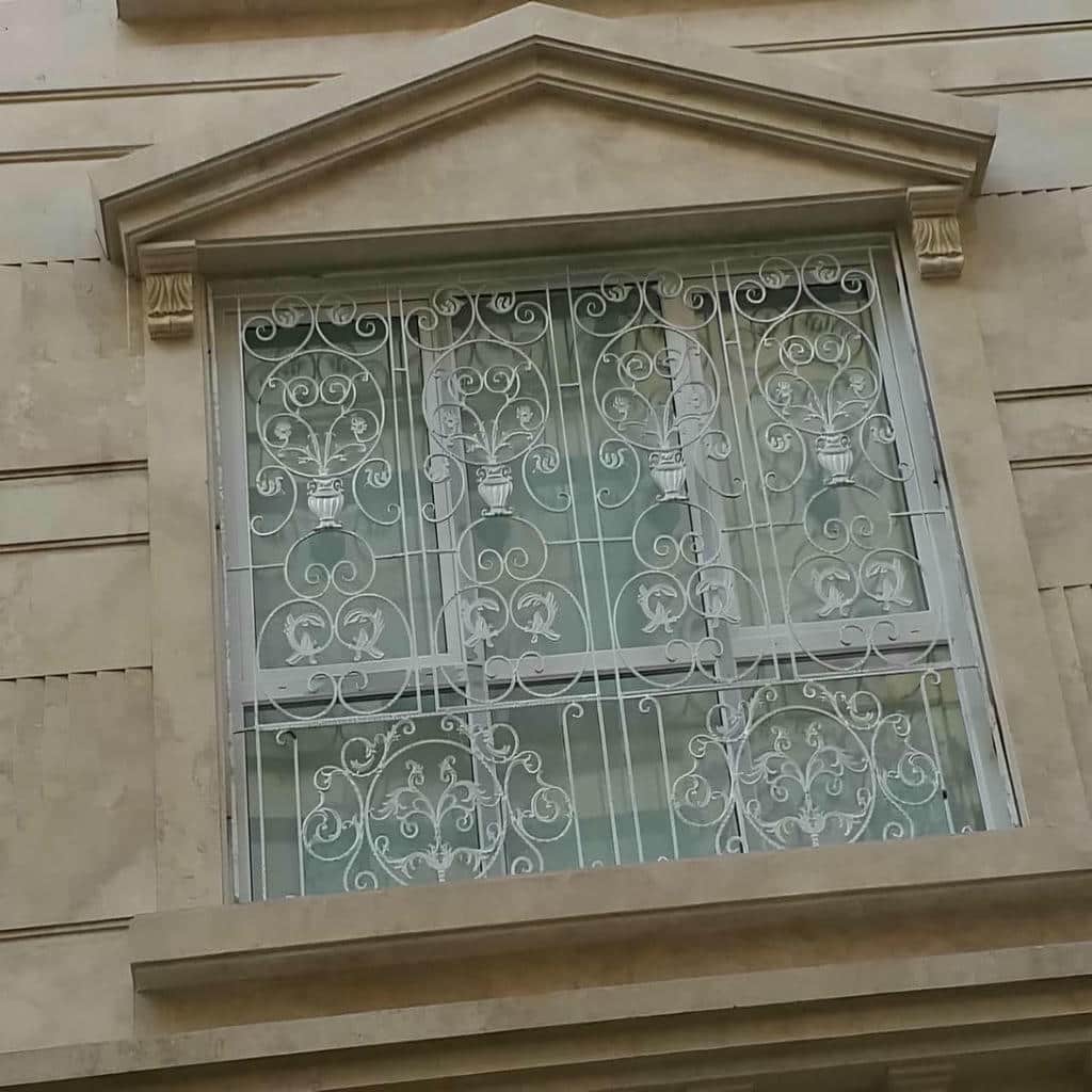 حفاظ پنجره هماهنگ با نمای سنگی