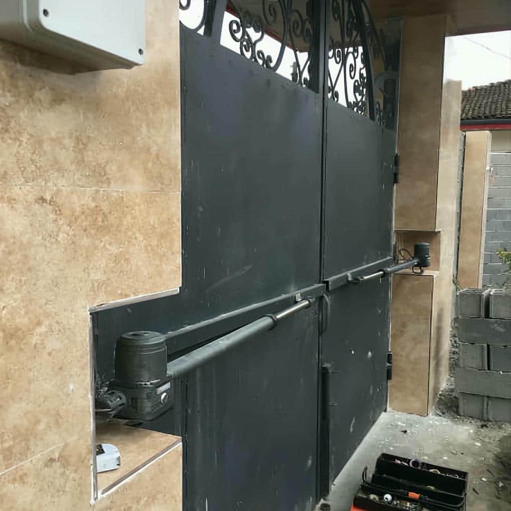 دربازکن پارکینگی نقره ای در ورودی آپارتمان