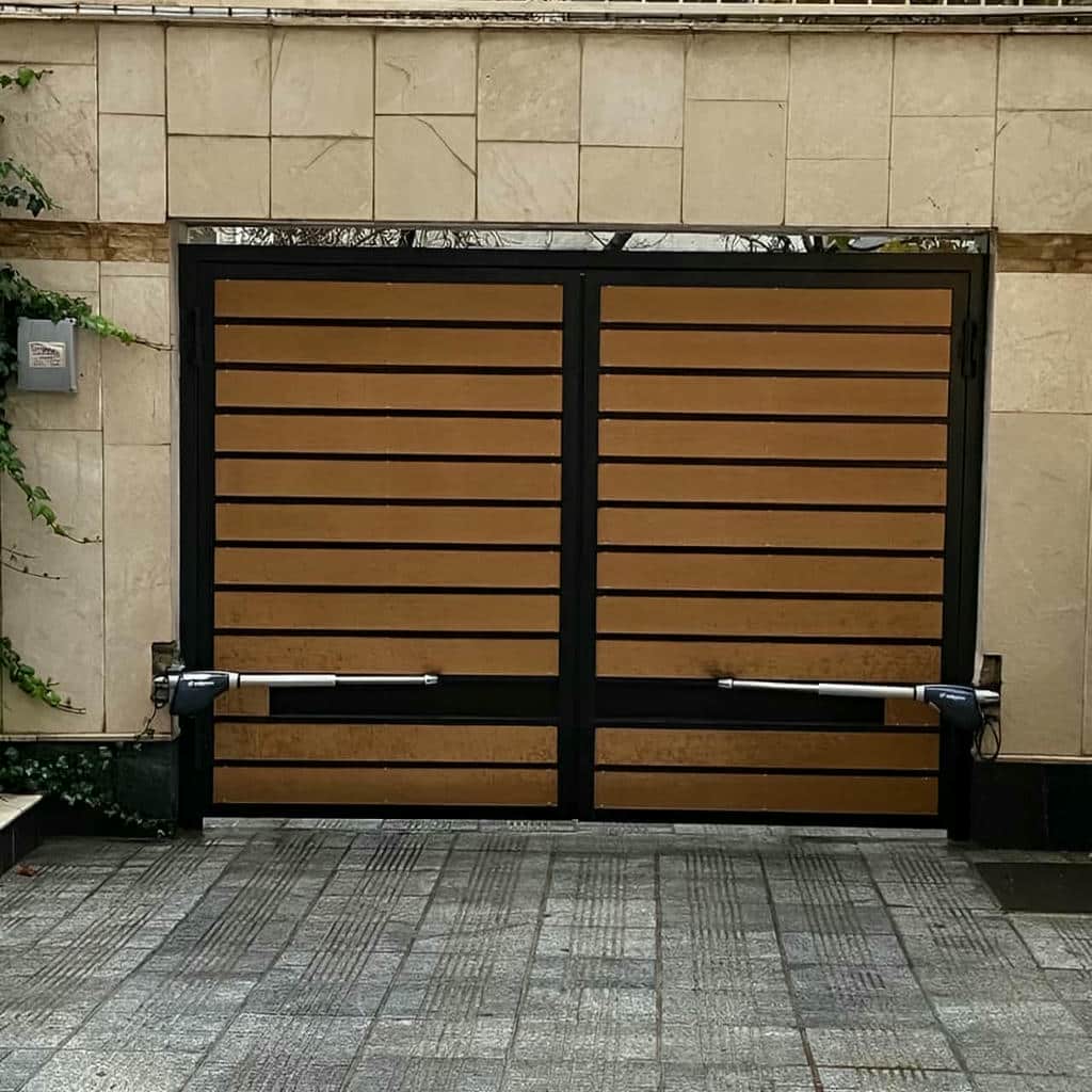 درب آهنی دولنگه مجهز به جک پارکینگی مشکی