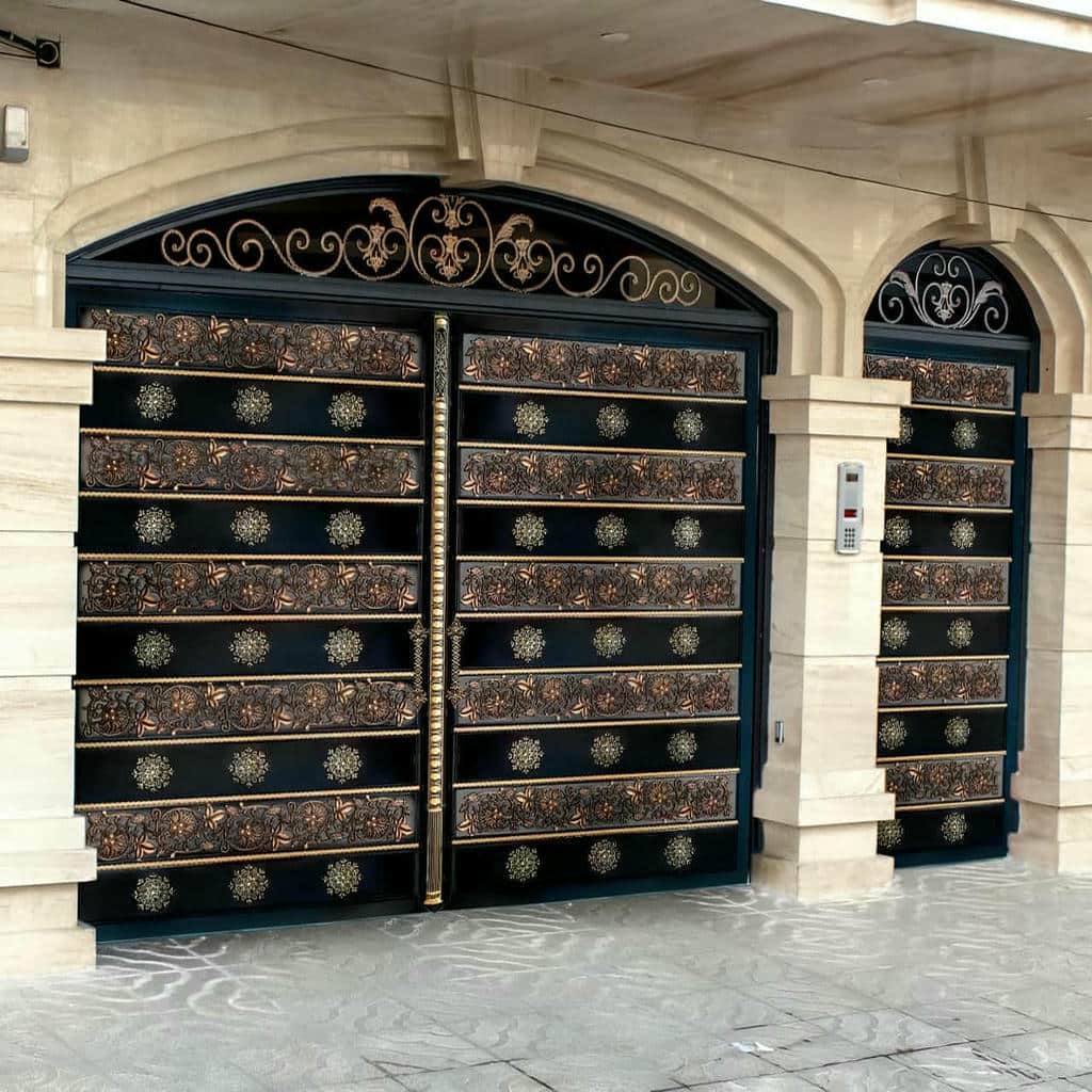 درب حیاط با لولاهای فلزی تقویت شده