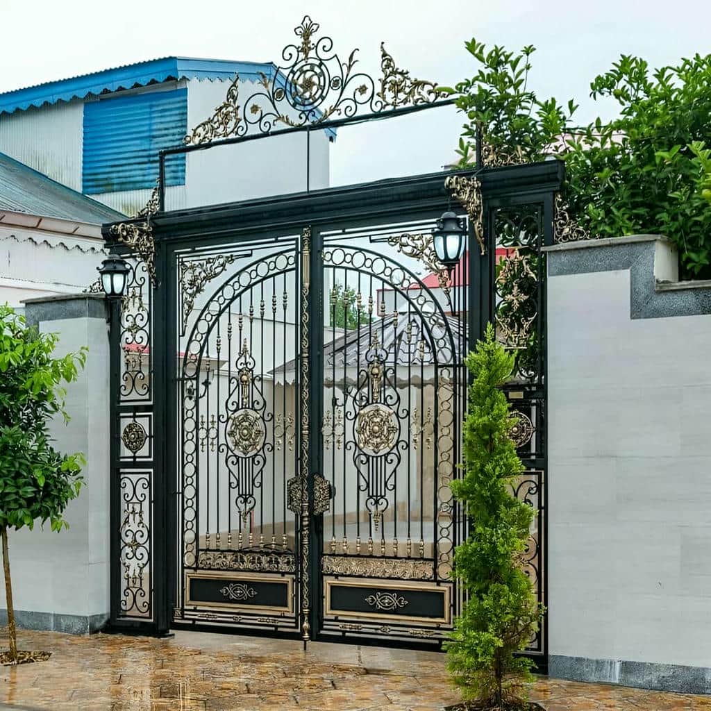 درب حیاط طوسی کنار نمای سنگی روشن