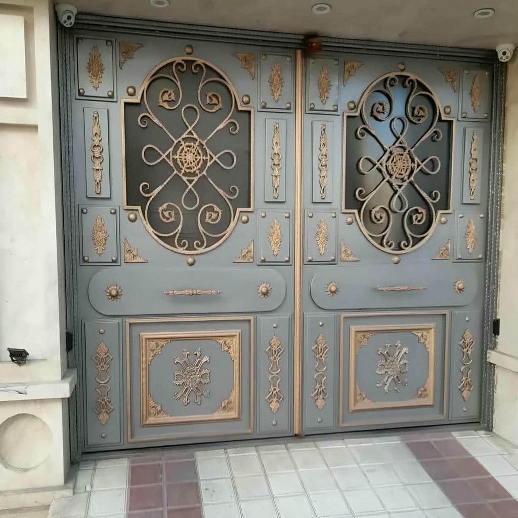 درب حیاط مشکی نصب شده کنار نمای سنگی زاهدان
