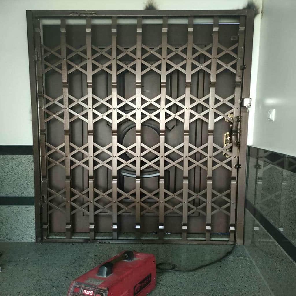 دو گارد کشویی خاکستری برای واحدهای ساختمان