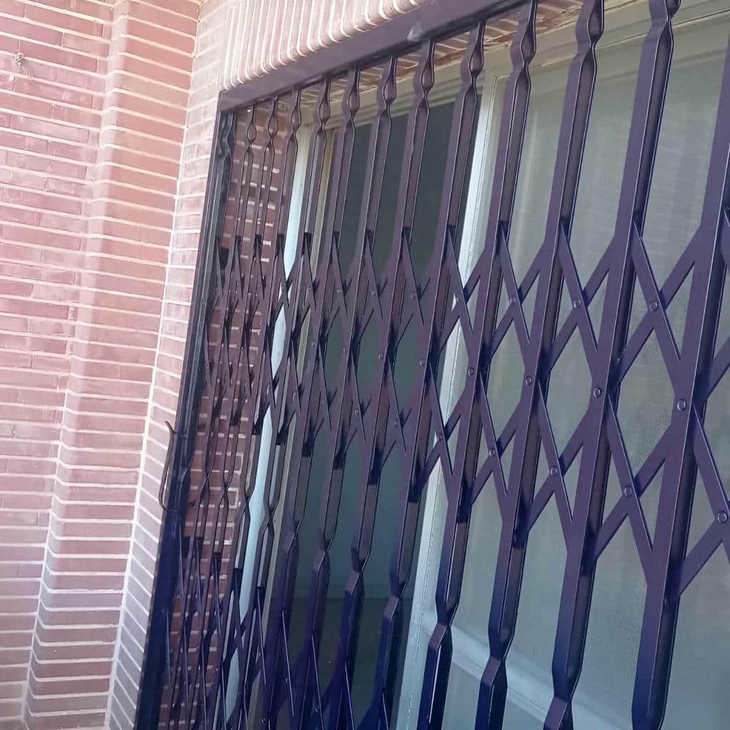 ریل فوقانی گارد کشویی در نمای نزدیک